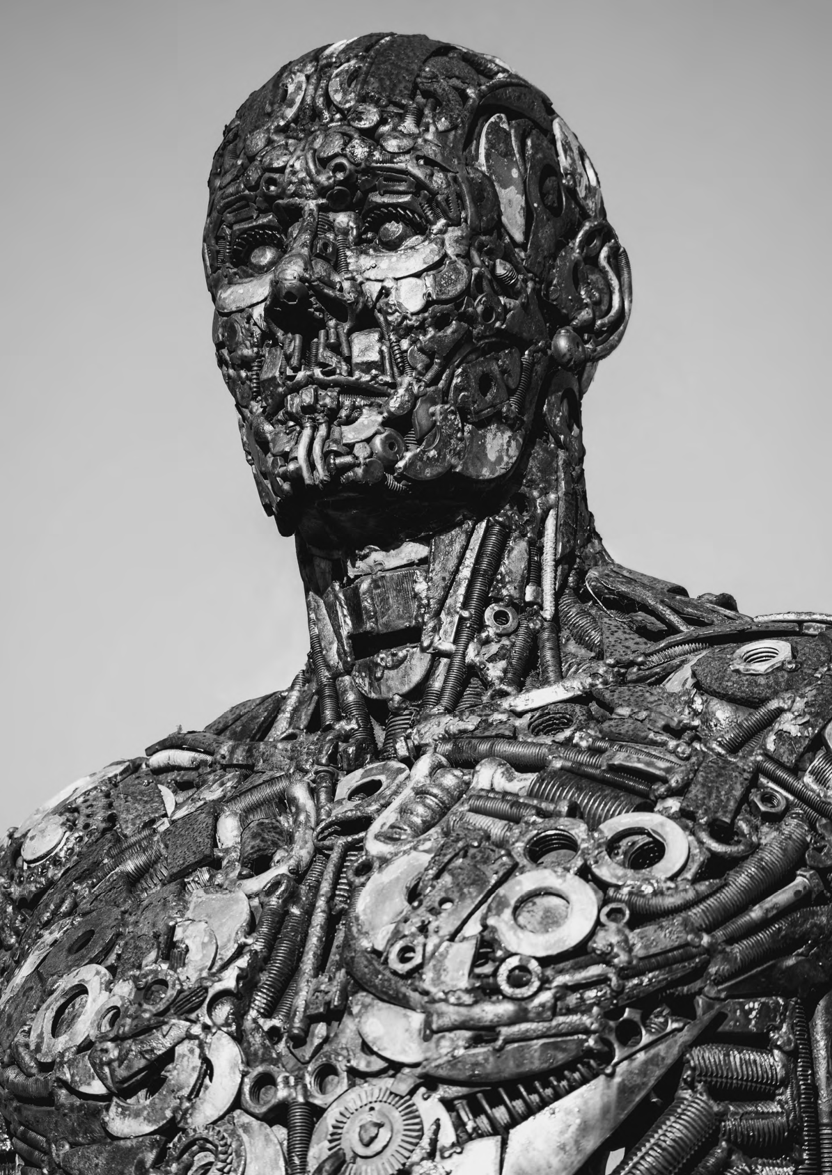 Sculpture humanoïde en boulonnerie — expertise BVF